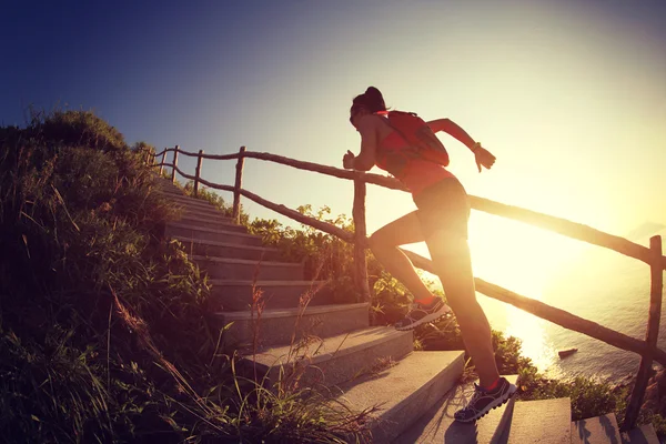 Fitness femme courant dans les escaliers — Photo