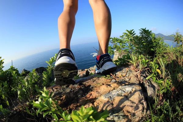Gambe da escursionista femminile — Foto Stock