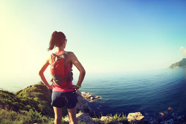 Mujer joven en la montaña — Foto de Stock