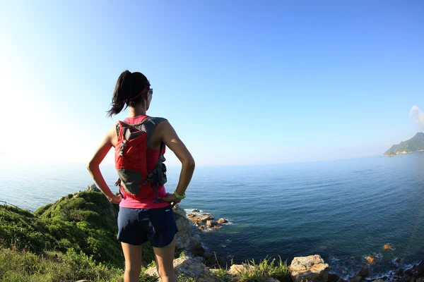 산에 젊은 여자jonge vrouw op berg — Stockfoto