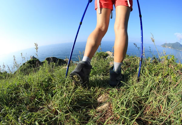 Pernas femininas para caminhantes — Fotografia de Stock