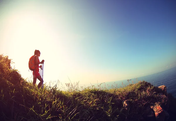 Young woman hiking on mountain — Stock Photo, Image