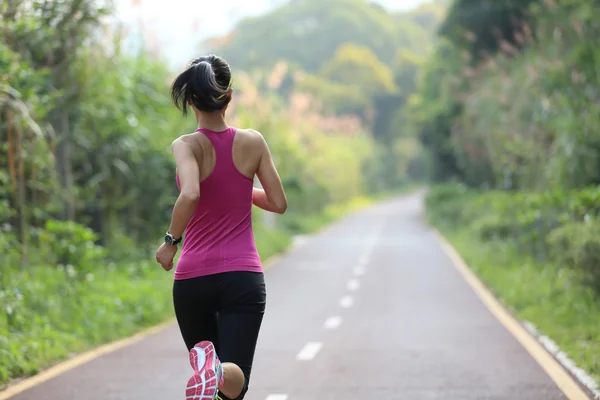 Athlète féminine courir — Photo