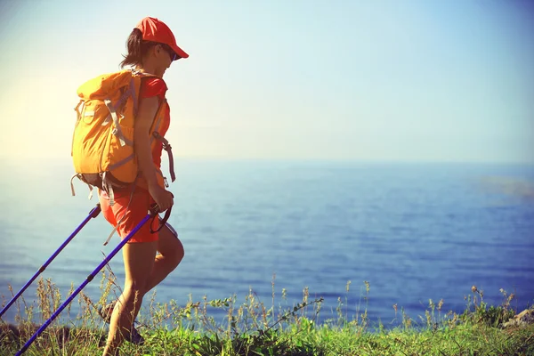 Ung kvinna vandring på berget — Stockfoto