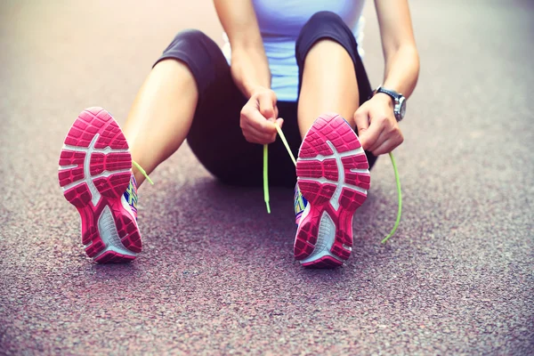 Cordones de cordones de atado femenino —  Fotos de Stock