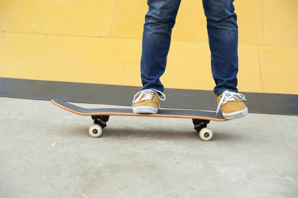 Skateboarder mit Skateboard im Park — Stockfoto