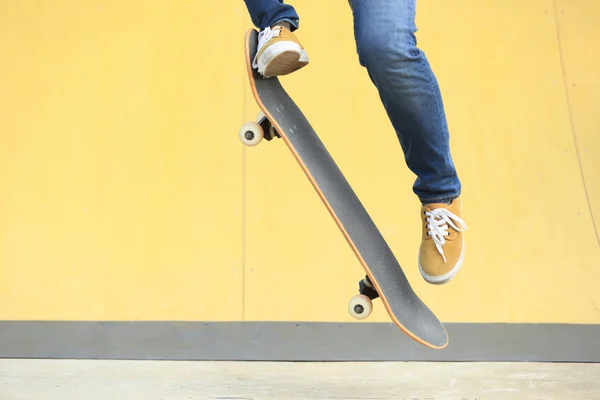 Skateboarder met skateboard park — Stockfoto