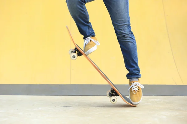 Skateboarder mit Skateboard im Park — Stockfoto