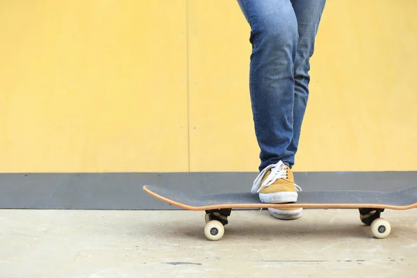 Скейтбордист со скейтбордом в парке — стоковое фото