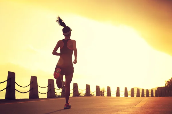 Joven fitness mujer corriendo — Foto de Stock