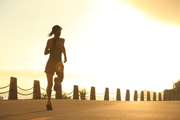 Jovem mulher fitness correndo — Fotografia de Stock