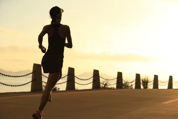 Jeune femme de fitness courir — Photo