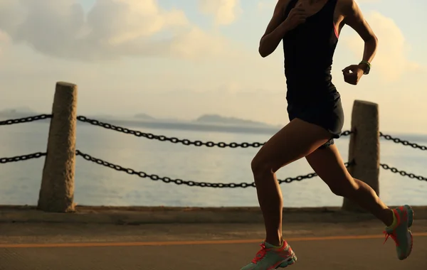 Jonge fitness vrouw uitgevoerd — Stockfoto