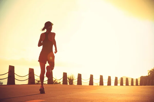 Jovem mulher fitness correndo — Fotografia de Stock