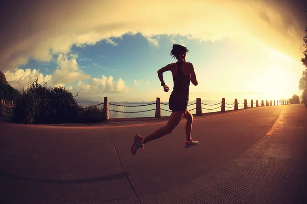 Fitness mladá žena běží — Stock fotografie