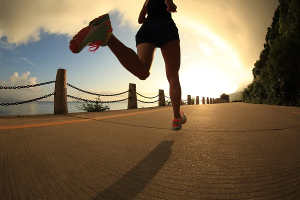 Молодая фитнес-женщина бегает — стоковое фото