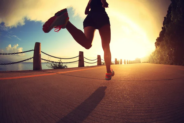 Молодая фитнес-женщина бегает — стоковое фото