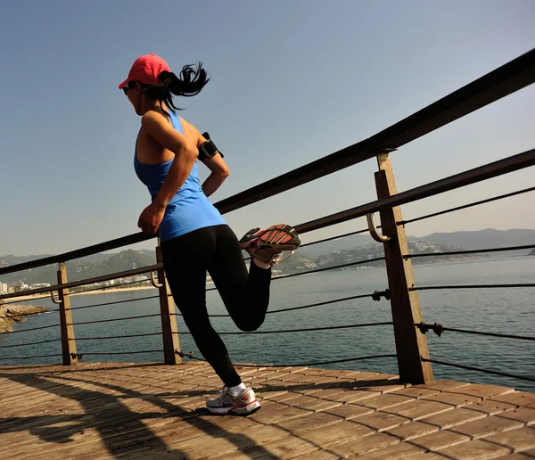 Giovane donna fitness in esecuzione — Foto Stock