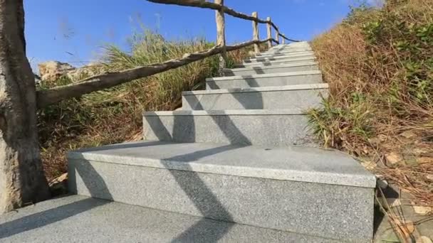 Mujer corriendo en escaleras de piedra — Vídeo de stock