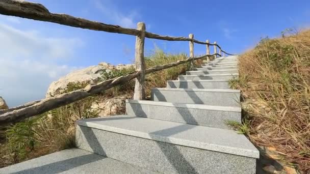 Mujer corriendo en escaleras de piedra — Vídeo de stock