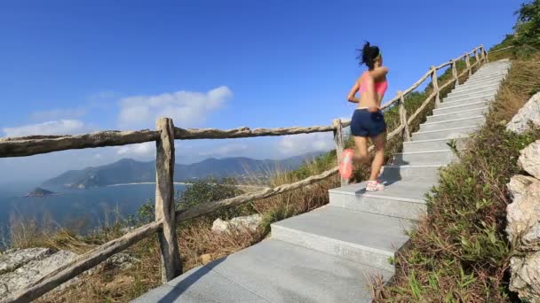 Женщина бежит по каменной лестнице — стоковое видео