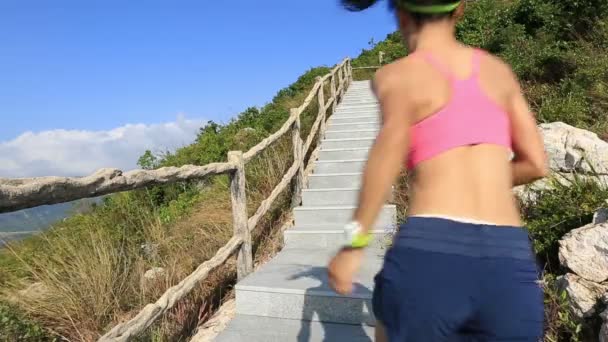 Mujer corriendo en escaleras de piedra — Vídeo de stock
