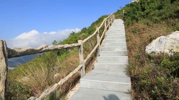 Mujer corriendo en escaleras de piedra — Vídeo de stock