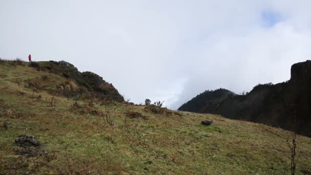 Femmina che corre sulla cima della montagna — Video Stock