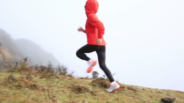 Женщина бежит по вершине горы — стоковое видео