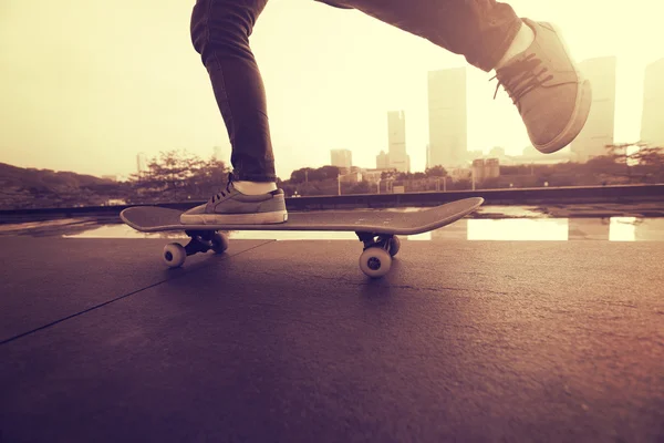 Female  skateboarder legs — Stock Photo, Image