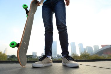 kaykaycı bacaklar kaykay ile