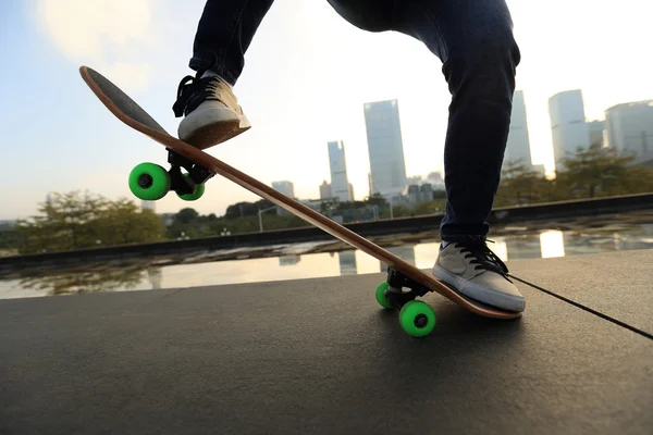 Kvinnliga skateboardåkare ben — Stockfoto