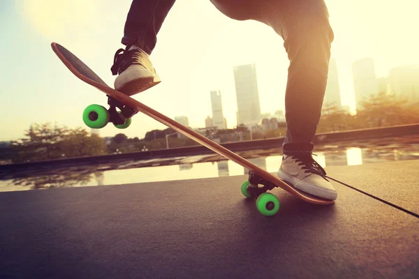 Bayan kaykaycı bacaklar