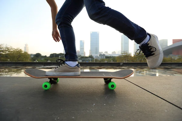 Jambes femme skateboarder — Photo