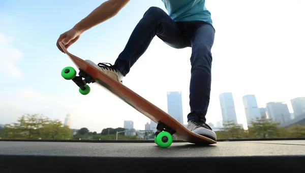 Kvinnliga skateboardåkare ben — Stockfoto