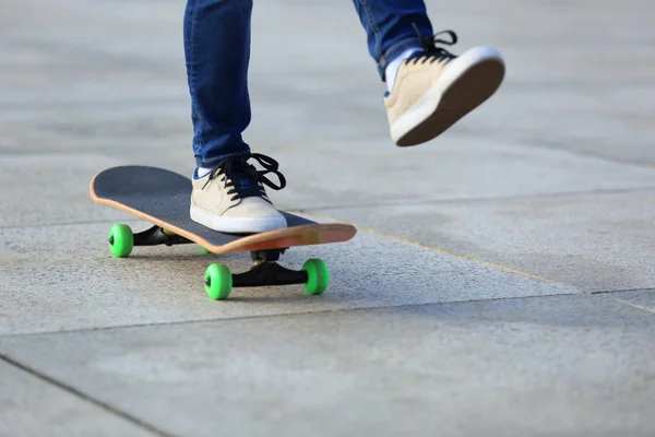 Vrouwelijke skateboarder benen — Stockfoto