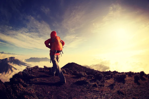 Femme randonnée sur sommet de montagne — Photo