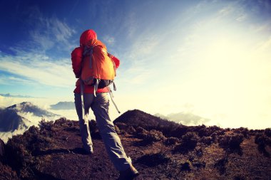 kadın dağ tepe üzerinde hiking