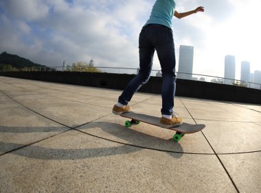 Bayan kaykaycı bacaklar