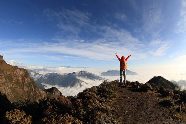 Femme encourageante randonneur sur le sommet de la montagne — Photo
