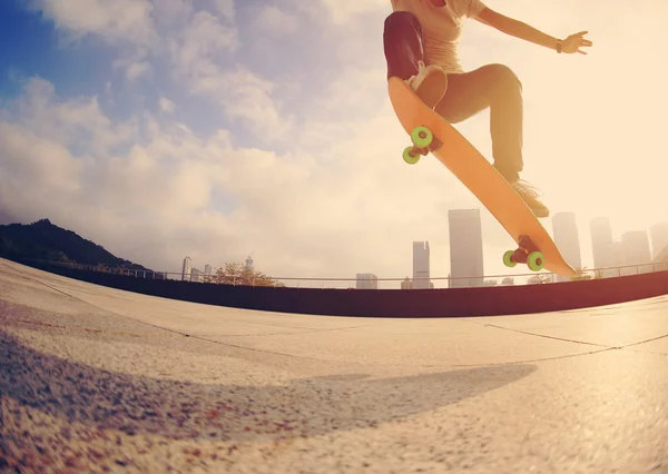 Kvinnliga skateboardåkare ben — Stockfoto