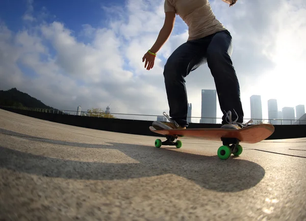 Female  skateboarder legs — Stock Photo, Image