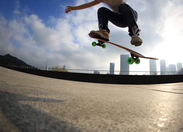 Skateboardista ženské nohy — Stock fotografie