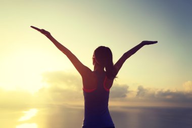 dağ tepe üzerinde tezahürat kadın uzun yürüyüşe çıkan kimse