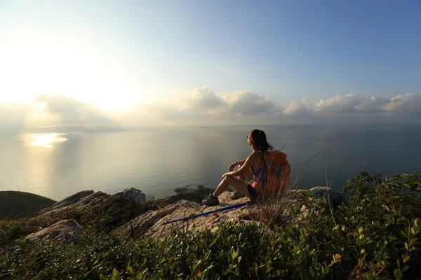 Mujer joven en la montaña — Foto de Stock