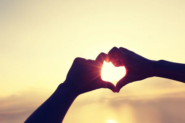 Manos haciendo signo en forma de corazón —  Fotos de Stock