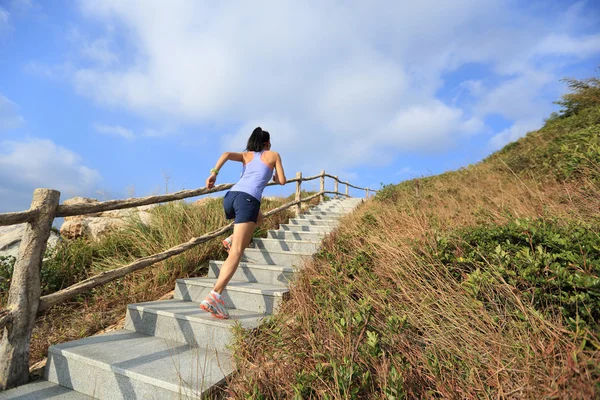 Mulher fitness correndo em escadas — Fotografia de Stock