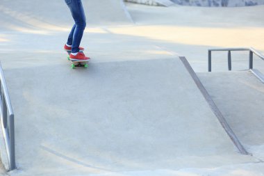 Bayan kaykaycı kaykay