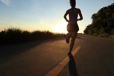 Koşan fitness kadını