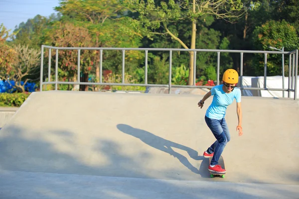 Ženské skateboardista skateboardingu — Stock fotografie